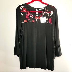 NWT 89th + Madison embroidered top Blk pink sz L